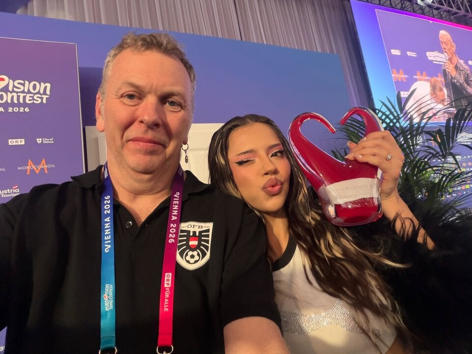oe24-Reporter Thomas Zeidler mit ESC-Siegerin Dara