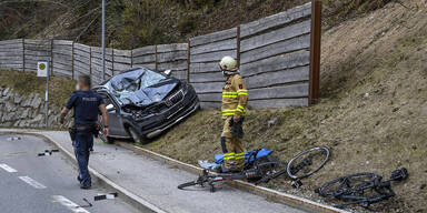 Pkw fuhr in Radfahrergruppe: 27-J&auml;hriger tot