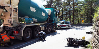 Motorrad bei Horror-Crash in zwei Teile gerissen