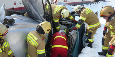 Pinzgaubahn kollidiert mit PKW