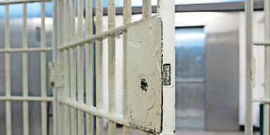 Frau musste Baby alleine in der Zelle zur Welt bringen