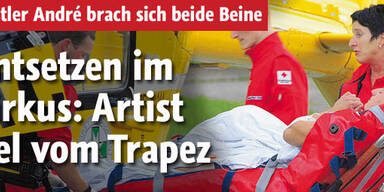 Artist fällt im Zirkus von Trapez