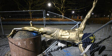 Ibrahimovic-Statue in Malm&ouml; abges&auml;gt