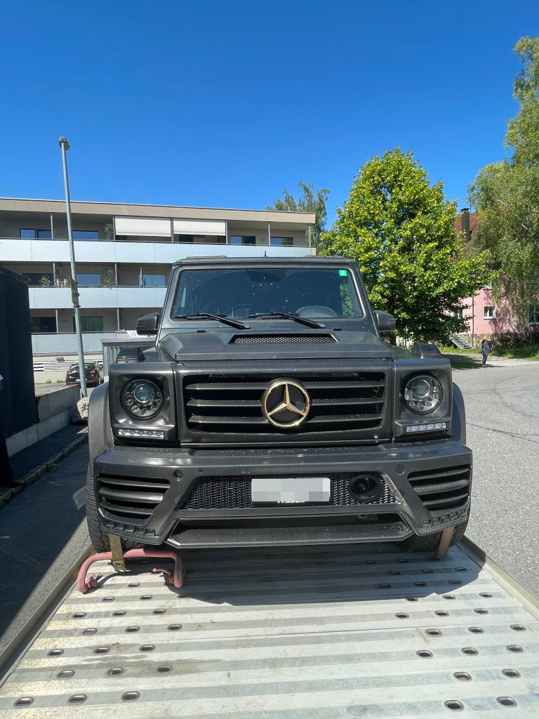 Luxuswagen-Schmuggler liefert sich Verfolgungsjagd mit Zoll