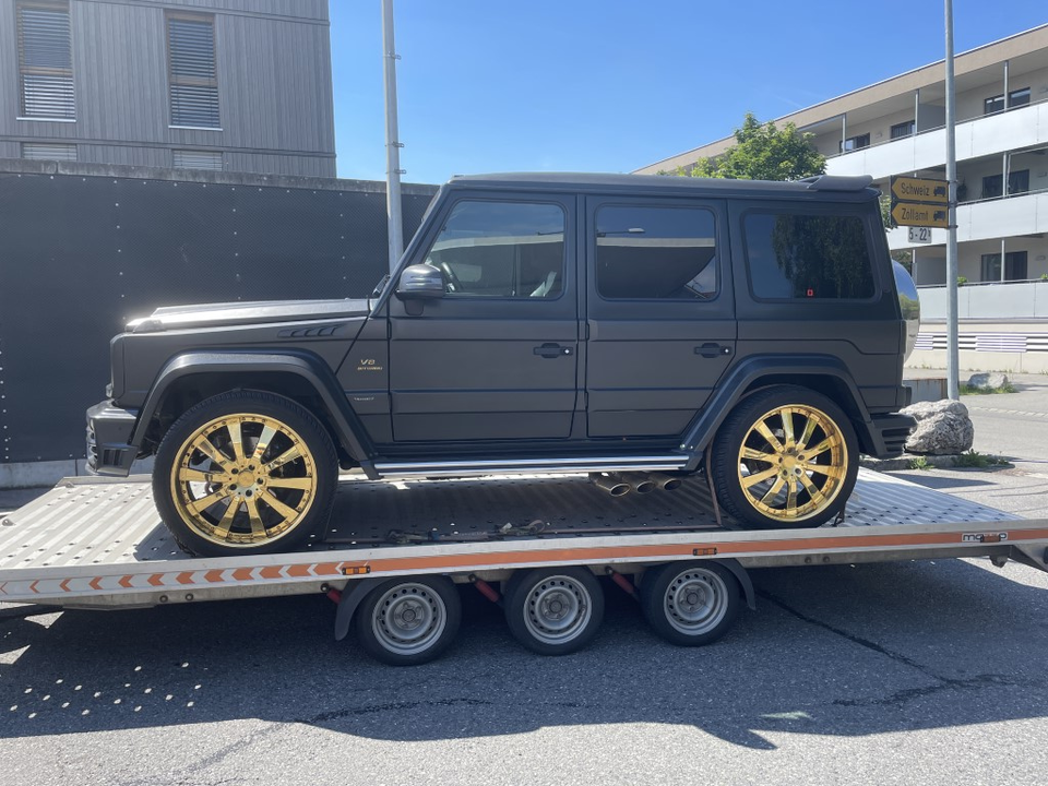 Luxuswagen-Schmuggler liefert sich Verfolgungsjagd mit Zoll