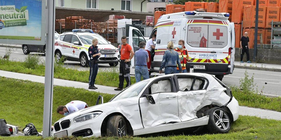 Rettungswagen crasht mit Pkw: Zwei Verletzte
