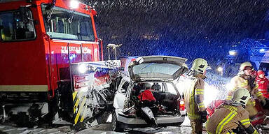 Pkw von Bahn erfasst: 3 Verletzte 