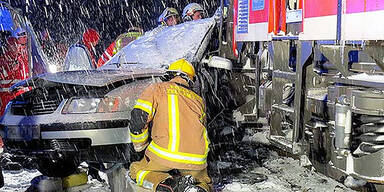 Pkw von Bahn erfasst: 3 Verletzte 