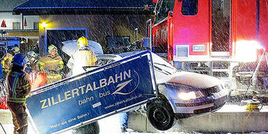 Pkw von Bahn erfasst: 3 Verletzte 