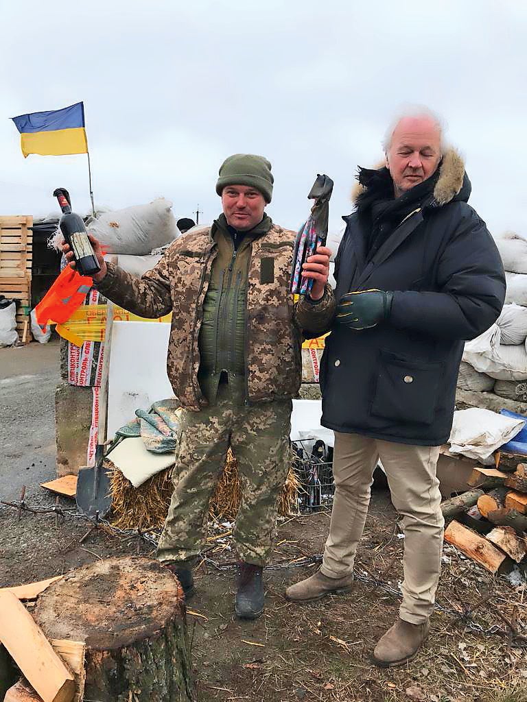 Molotowcocktails sind bereit: Jewgeny (26) mit vorbereiteten Waffen gegen Angreifer. 