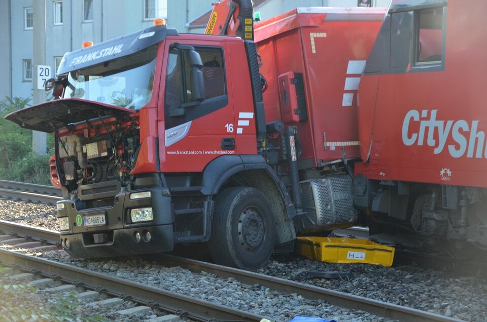 Nach Crash mit Lkw: Südbahnstrecke bis Freitagnacht gesperrt