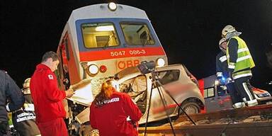 Autolenkerin stirbt bei Zug-Crash