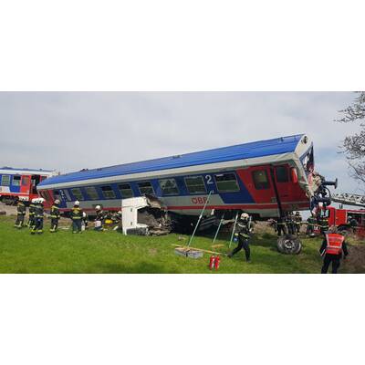 Schwerer Crash zwischen Zug und Lkw in Donaustadt
