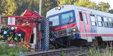 Lkw schiebt Zug von Schienen