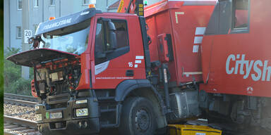 Nach Crash mit Lkw: S&uuml;dbahnstrecke bis Freitagnacht gesperrt