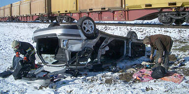 Pkw von Güterzug gerammt