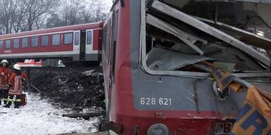 Zug rammt Lkw  - 16 Verletzte