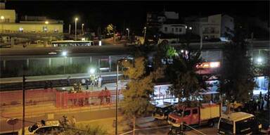 Zug rast in Gruppe von Jugendlichen