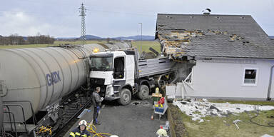 Lkw crasht in Zug und rammt ein Wohnhaus