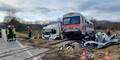 Zug entgleist nach Crash mit Lkw