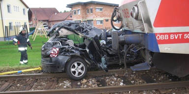 Auto von Zug 90 Meter mitgeschleift