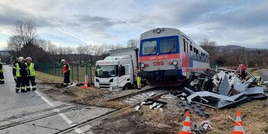 Zug entgleist nach Crash mit Lkw