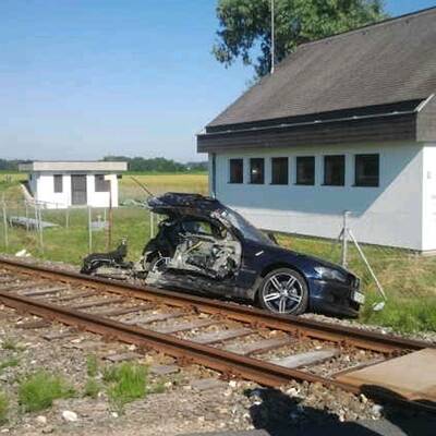 Auto von Zug zweigeteilt: Lenker überlebt