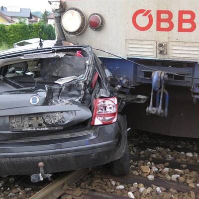 Auto von Zug 90 Meter mitgeschleift