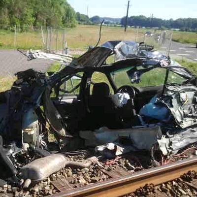 Auto von Zug zweigeteilt: Lenker überlebt
