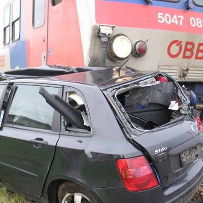 Auto von Zug 90 Meter mitgeschleift