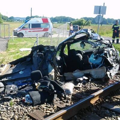 Auto von Zug zweigeteilt: Lenker überlebt