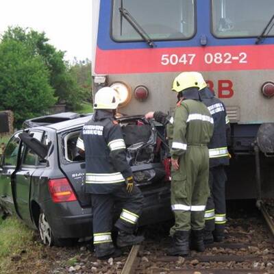 Auto von Zug 90 Meter mitgeschleift
