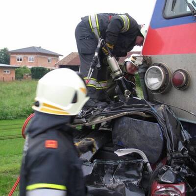 Auto von Zug 90 Meter mitgeschleift