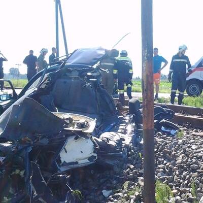 Auto von Zug zweigeteilt: Lenker überlebt