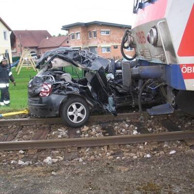 Auto von Zug 90 Meter mitgeschleift