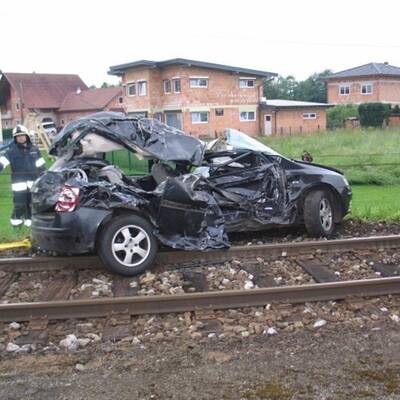 Auto von Zug 90 Meter mitgeschleift