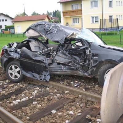 Auto von Zug 90 Meter mitgeschleift