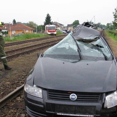 Auto von Zug 90 Meter mitgeschleift