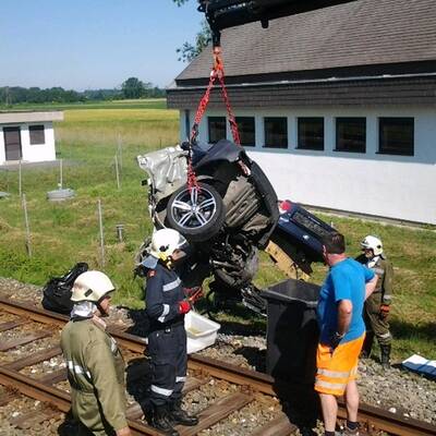 Auto von Zug zweigeteilt: Lenker überlebt