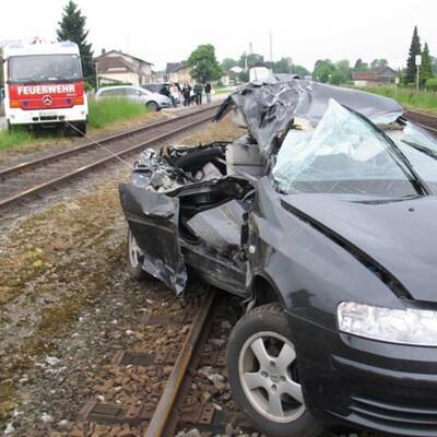 Auto von Zug 90 Meter mitgeschleift