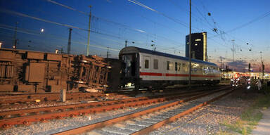 Zug-Crash: Eurocity-Waggons entgleist 