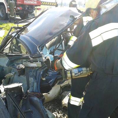 Auto von Zug zweigeteilt: Lenker überlebt