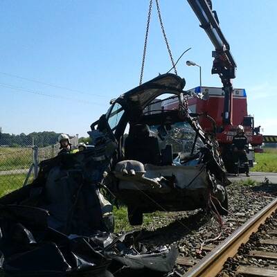 Auto von Zug zweigeteilt: Lenker überlebt
