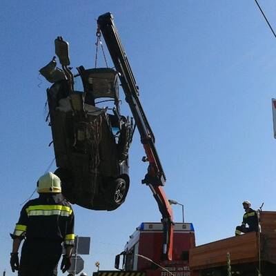 Auto von Zug zweigeteilt: Lenker überlebt