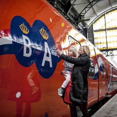 Von B nach A: Der Zug anlässlich der Thronübergabe.