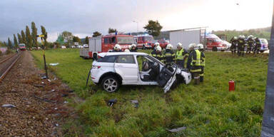 Zug schleift Auto mit - Lenker schwer verletzt