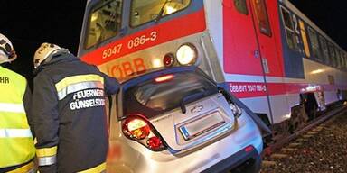 Autolenkerin stirbt bei Zug-Crash