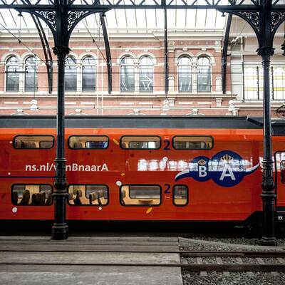 Von B nach A: Der Zug anlässlich der Thronübergabe.