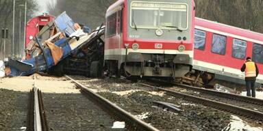 Zug rammt Lkw  - 16 Verletzte