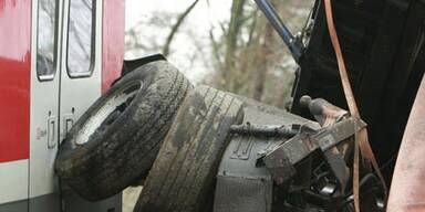 Zug rammt Lkw  - 16 Verletzte